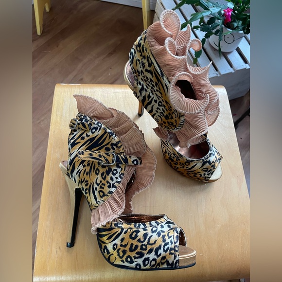 Wild Rose Leopard Print Peep Toe Heels with Ruffle Detail - Picture 4 of 13